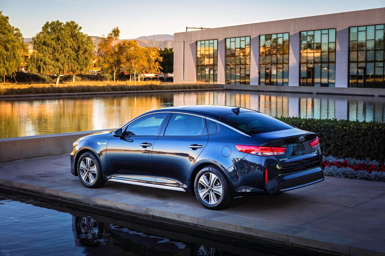 Aan het eind van 2016 komt de Kia Optima PHEV plug-in hybrid op de markt, voorzien van 2.0 GDI benzine- en een elektromotor.