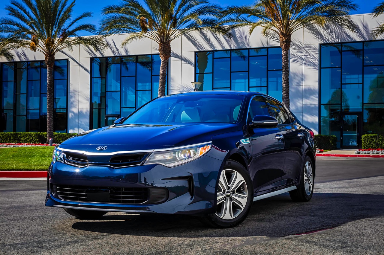Aan het eind van 2016 komt de Kia Optima PHEV plug-in hybrid op de markt, voorzien van 2.0 GDI benzine- en een elektromotor.