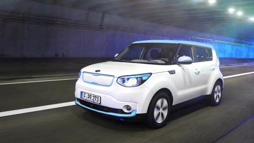 Kia levert de Soul EV met elektrische aandrijving vanaf september bij een geselecteerd aantal dealers in Nederland vanaf 32.995 euro.