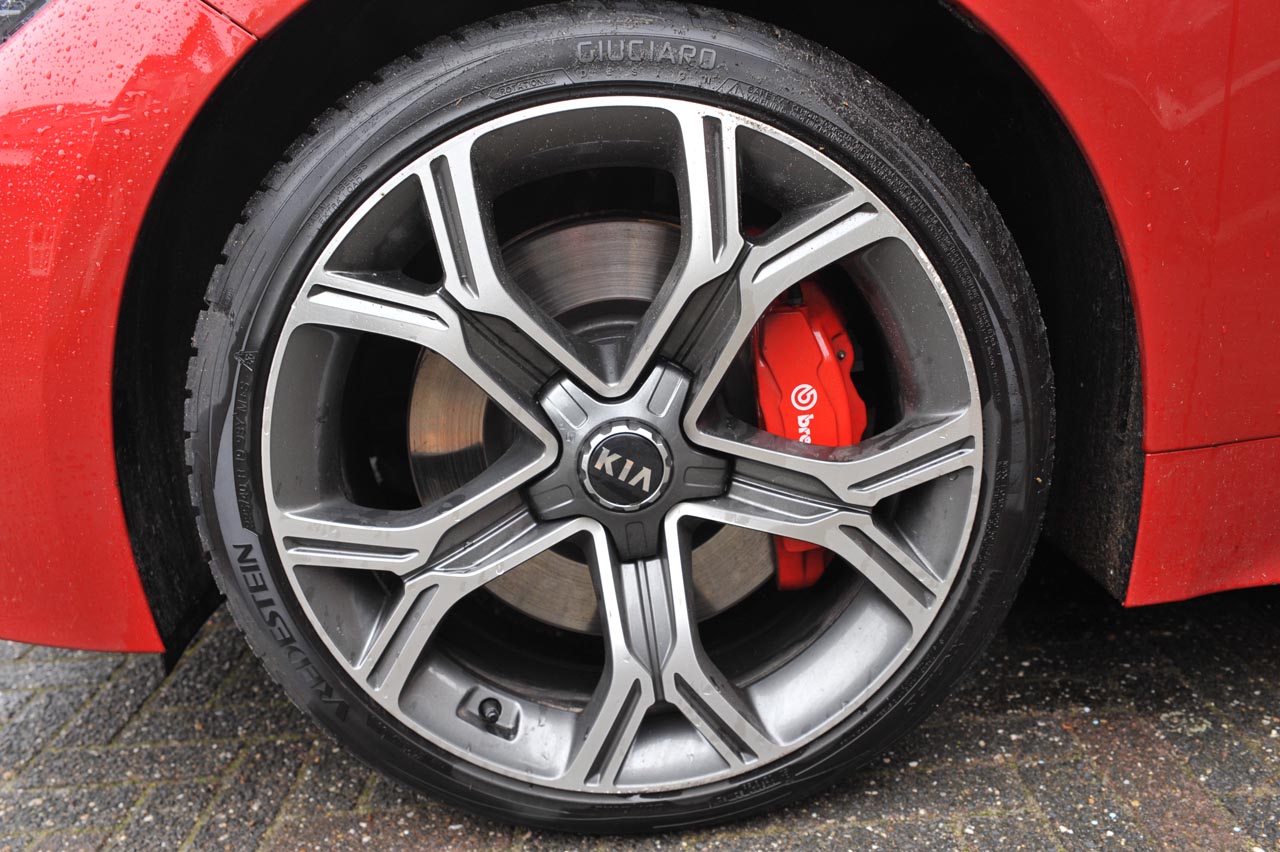 Kia zet met de Stinger een behoorlijk bijzondere auto neer met een brok optimale, traditionele techniek. De BPM maakt serieuze verkoopmogelijkheden van de V6-versie vrijwel onmogelijk.