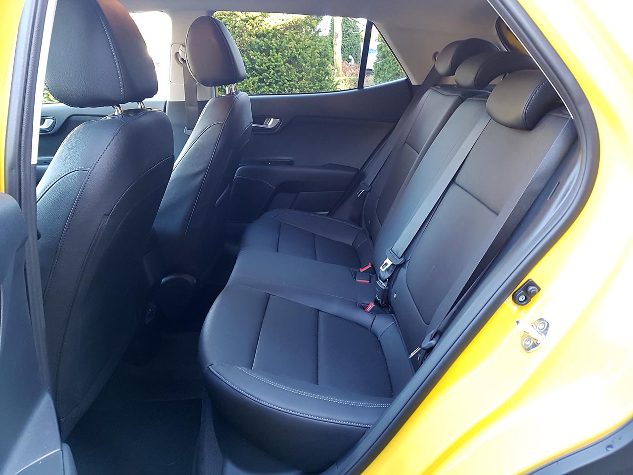 Kia breidt met de nieuwe Stonic het aanbod in het B-segment uit. De auto leunt op onderstel en techniek van de Rio en heeft een SUV-achtige uitstraling.