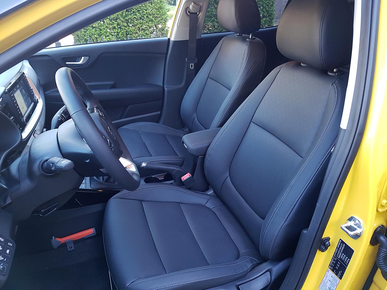 Kia breidt met de nieuwe Stonic het aanbod in het B-segment uit. De auto leunt op onderstel en techniek van de Rio en heeft een SUV-achtige uitstraling.