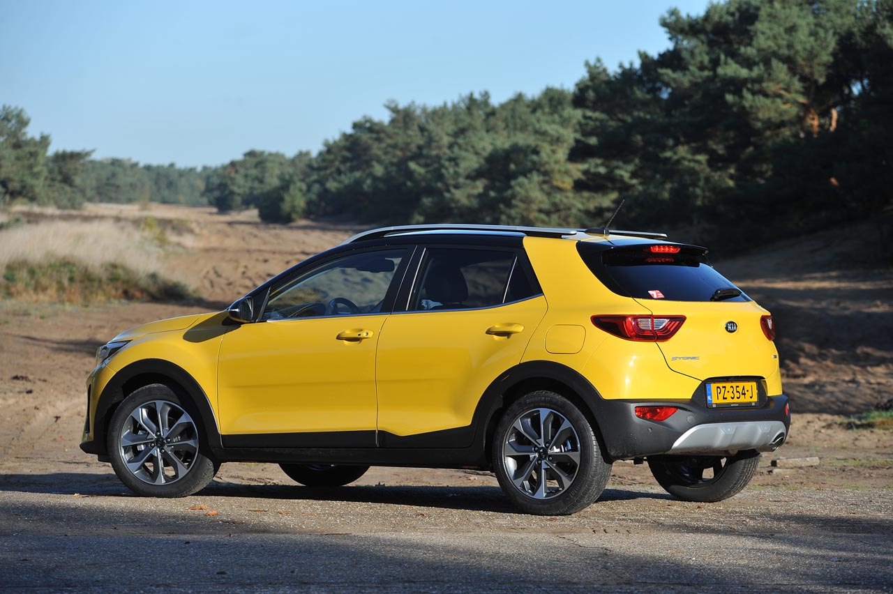 Kia breidt met de nieuwe Stonic het aanbod in het B-segment uit. De auto leunt op onderstel en techniek van de Rio en heeft een SUV-achtige uitstraling.