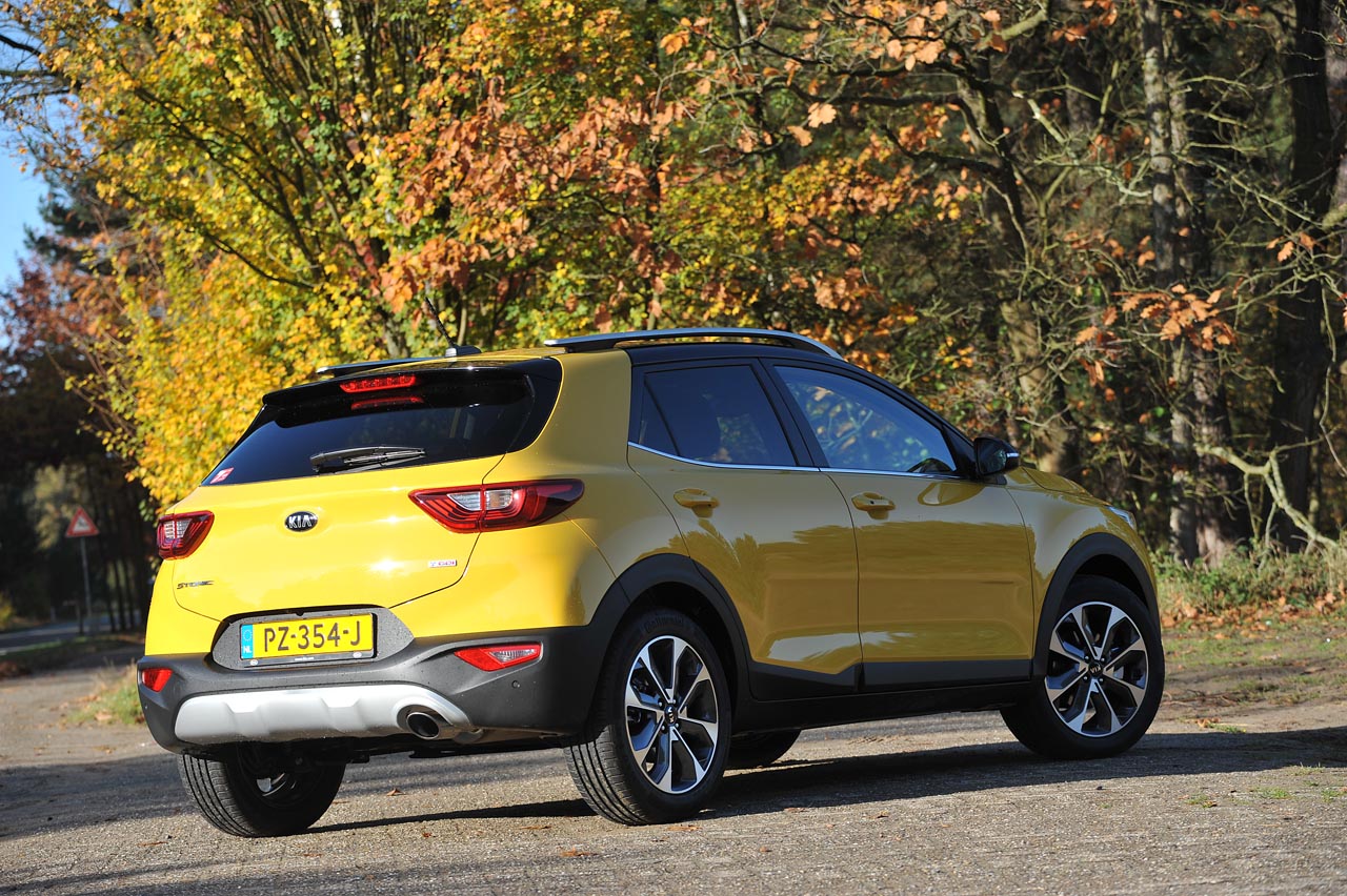 Kia breidt met de nieuwe Stonic het aanbod in het B-segment uit. De auto leunt op onderstel en techniek van de Rio en heeft een SUV-achtige uitstraling.