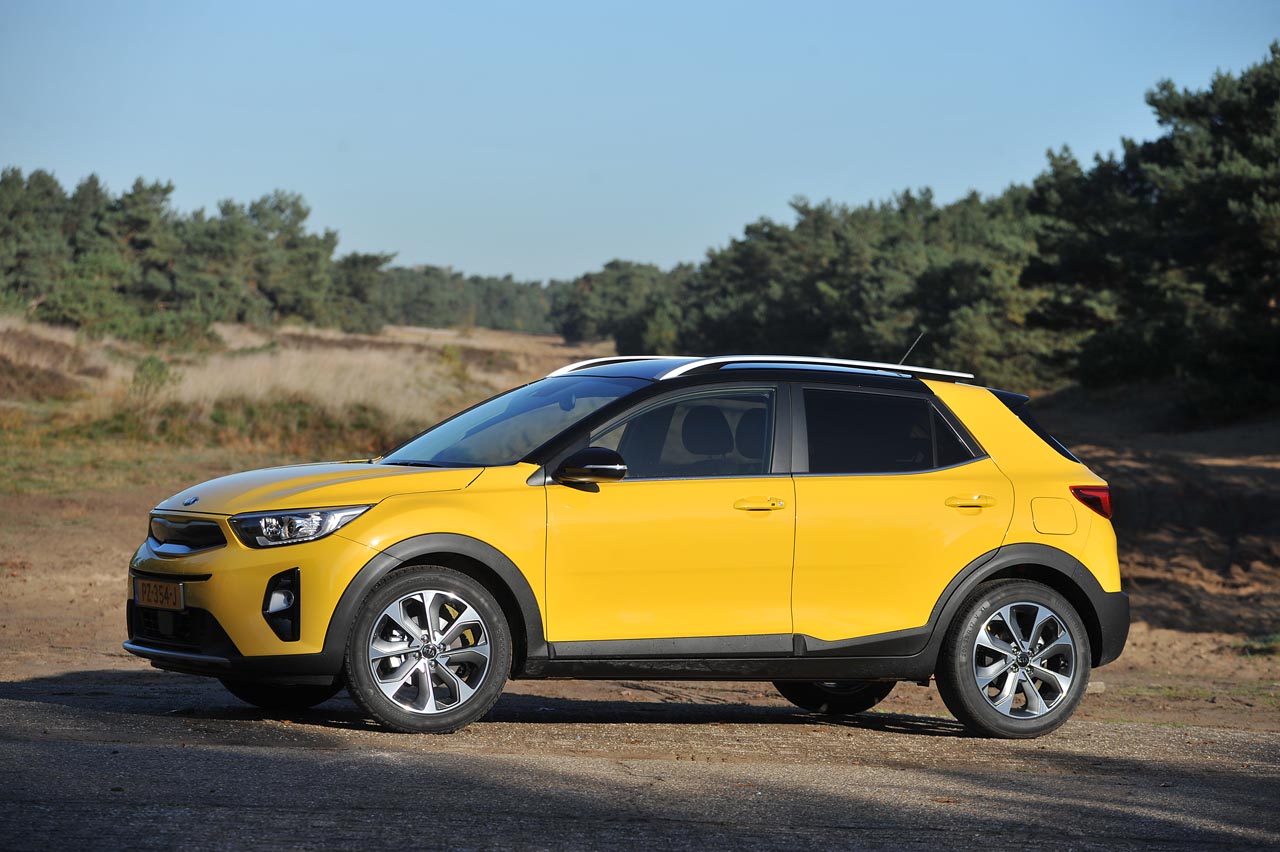Kia breidt met de nieuwe Stonic het aanbod in het B-segment uit. De auto leunt op onderstel en techniek van de Rio en heeft een SUV-achtige uitstraling.