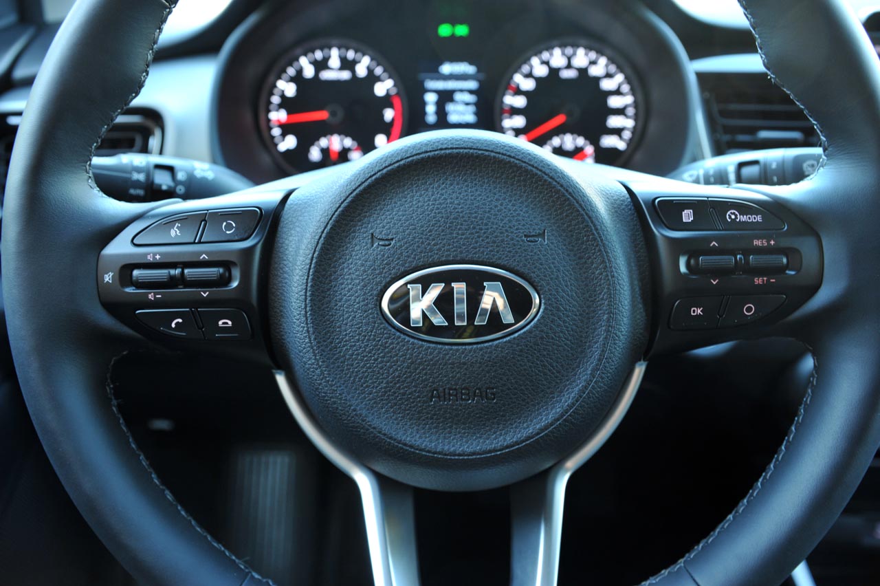 Kia breidt met de nieuwe Stonic het aanbod in het B-segment uit. De auto leunt op onderstel en techniek van de Rio en heeft een SUV-achtige uitstraling.