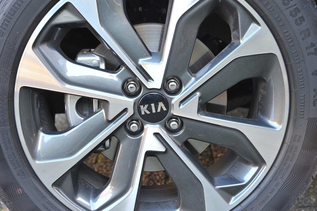 Kia breidt met de nieuwe Stonic het aanbod in het B-segment uit. De auto leunt op onderstel en techniek van de Rio en heeft een SUV-achtige uitstraling.