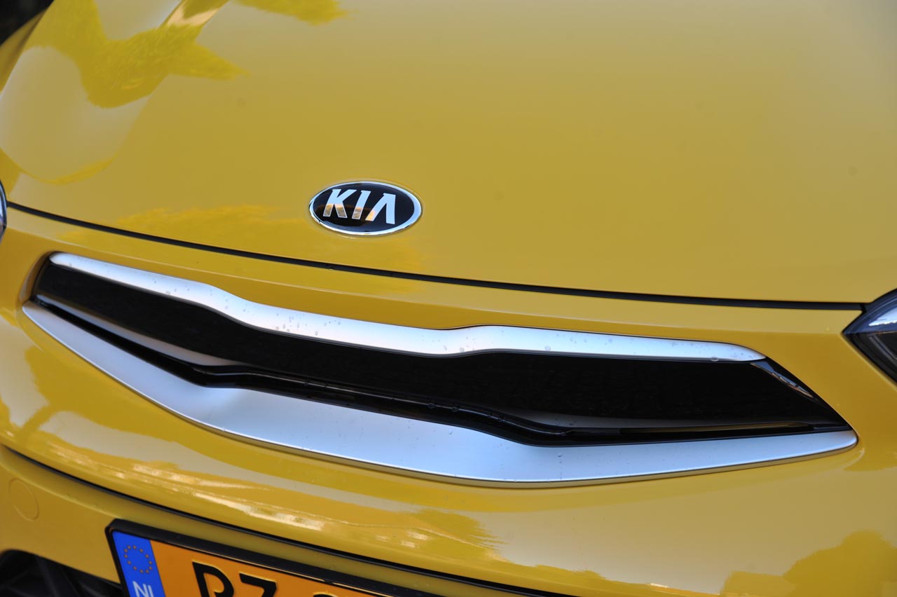 Kia breidt met de nieuwe Stonic het aanbod in het B-segment uit. De auto leunt op onderstel en techniek van de Rio en heeft een SUV-achtige uitstraling.