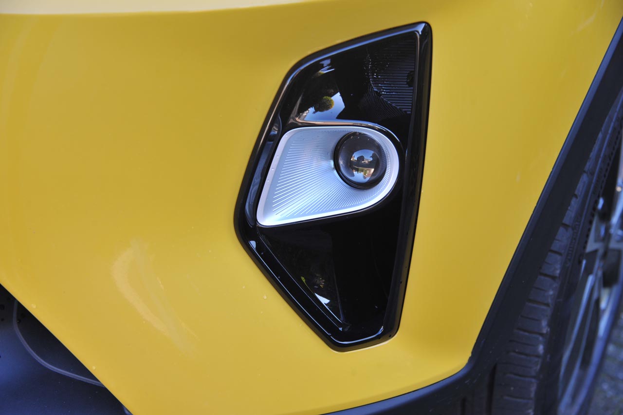 Kia breidt met de nieuwe Stonic het aanbod in het B-segment uit. De auto leunt op onderstel en techniek van de Rio en heeft een SUV-achtige uitstraling.