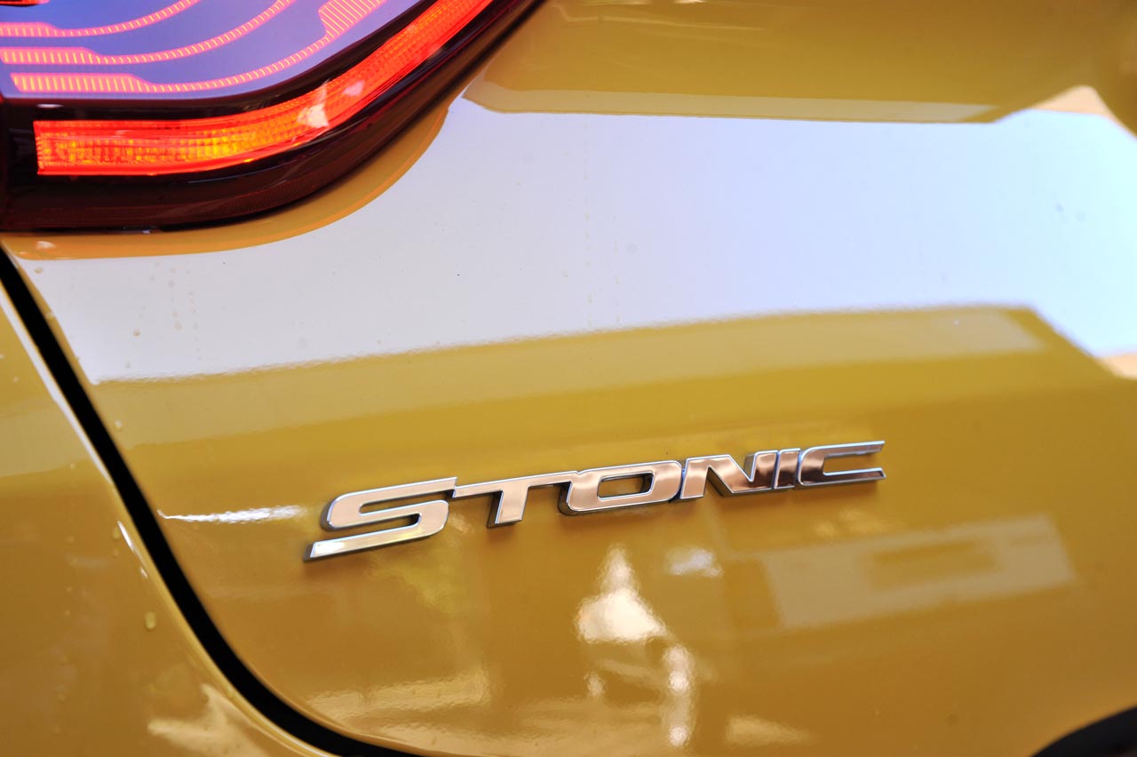 Kia breidt met de nieuwe Stonic het aanbod in het B-segment uit. De auto leunt op onderstel en techniek van de Rio en heeft een SUV-achtige uitstraling.