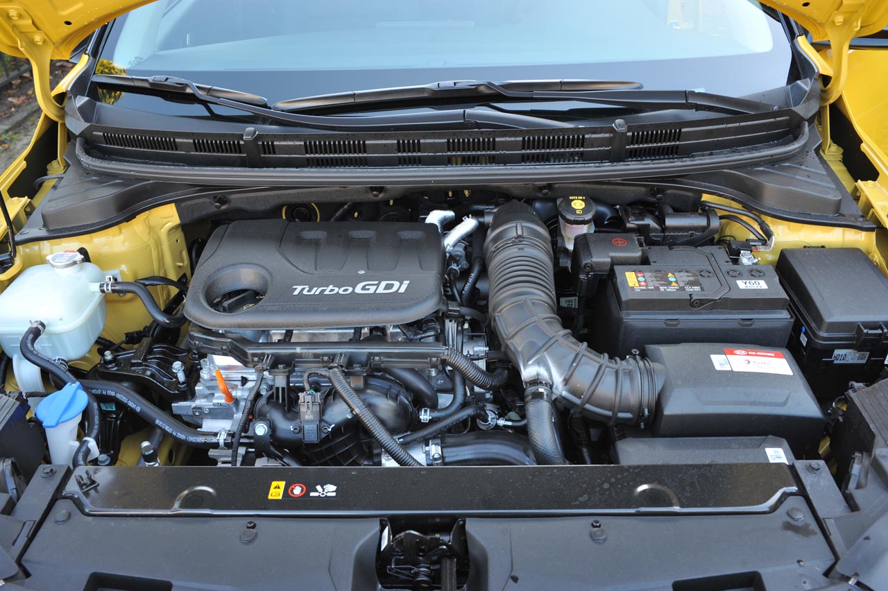 Kia breidt met de nieuwe Stonic het aanbod in het B-segment uit. De auto leunt op onderstel en techniek van de Rio en heeft een SUV-achtige uitstraling.