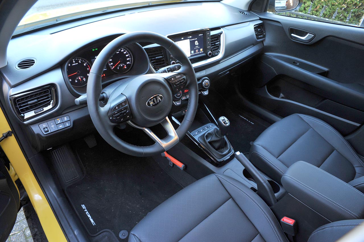 Kia breidt met de nieuwe Stonic het aanbod in het B-segment uit. De auto leunt op onderstel en techniek van de Rio en heeft een SUV-achtige uitstraling.