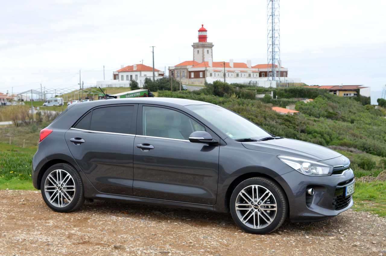 Kia lanceert de vierde generatie van de Rio, een auto uit het B-segment. Hoe weet dit model zich staande te houden tussen de Europese tegenstrevers? AutoVandaag doet een rijtest.