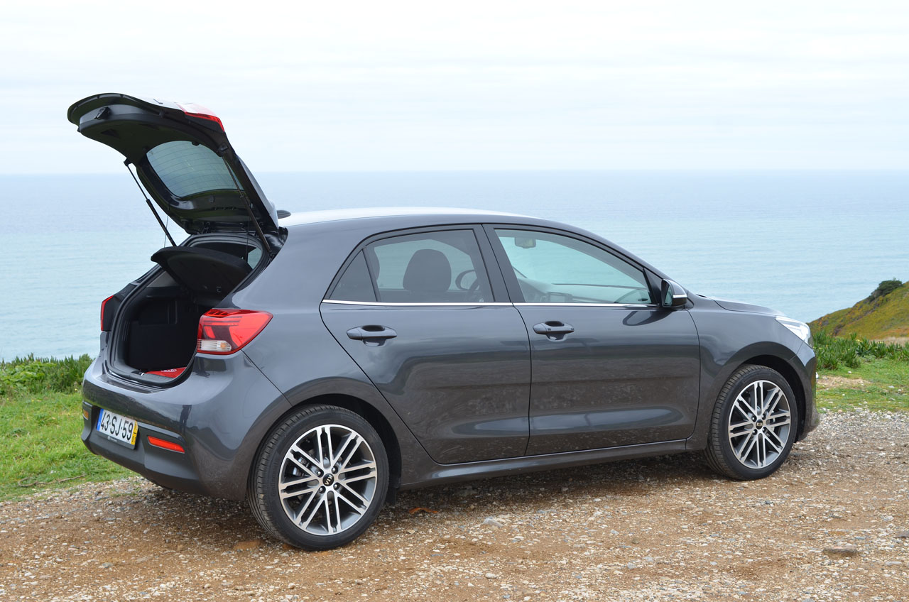 Kia lanceert de vierde generatie van de Rio, een auto uit het B-segment. Hoe weet dit model zich staande te houden tussen de Europese tegenstrevers? AutoVandaag doet een rijtest.