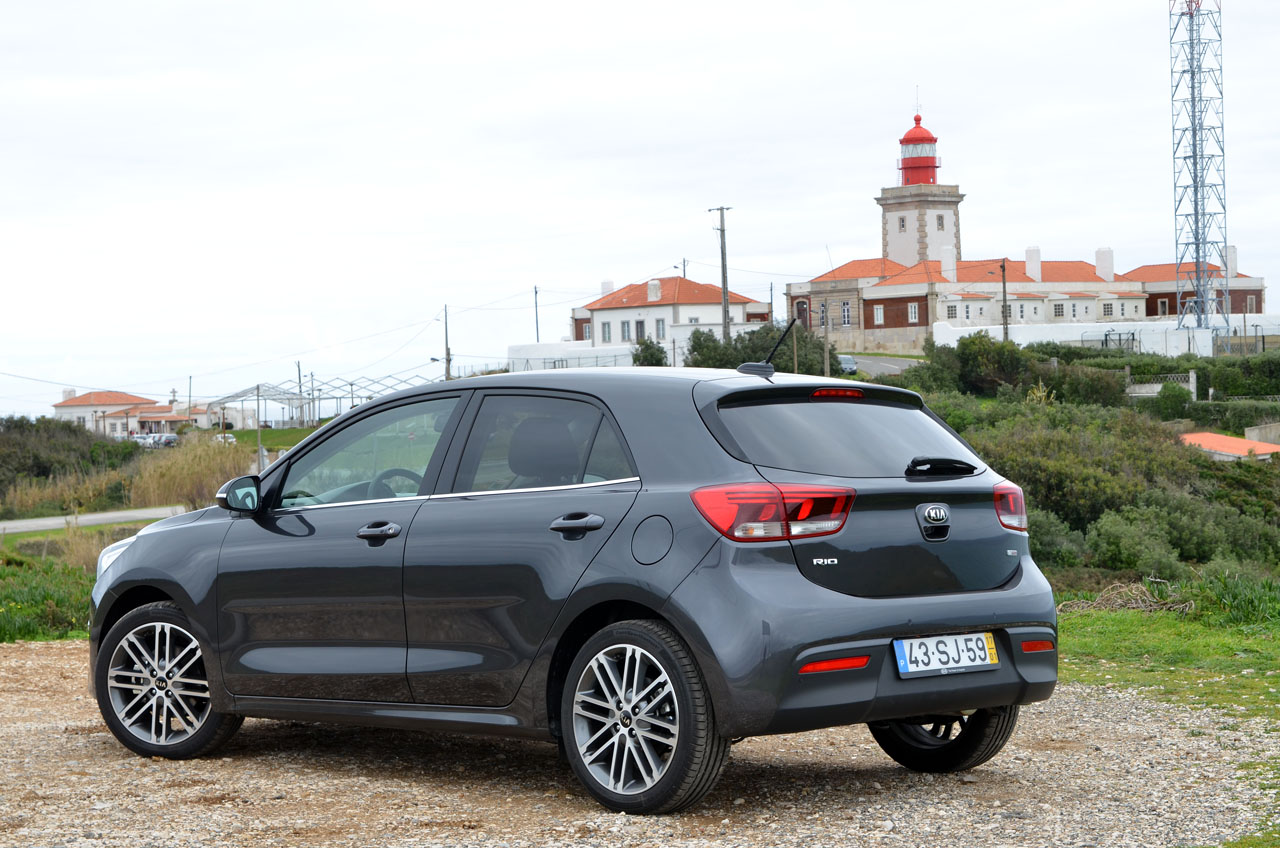 Kia lanceert de vierde generatie van de Rio, een auto uit het B-segment. Hoe weet dit model zich staande te houden tussen de Europese tegenstrevers? AutoVandaag doet een rijtest.