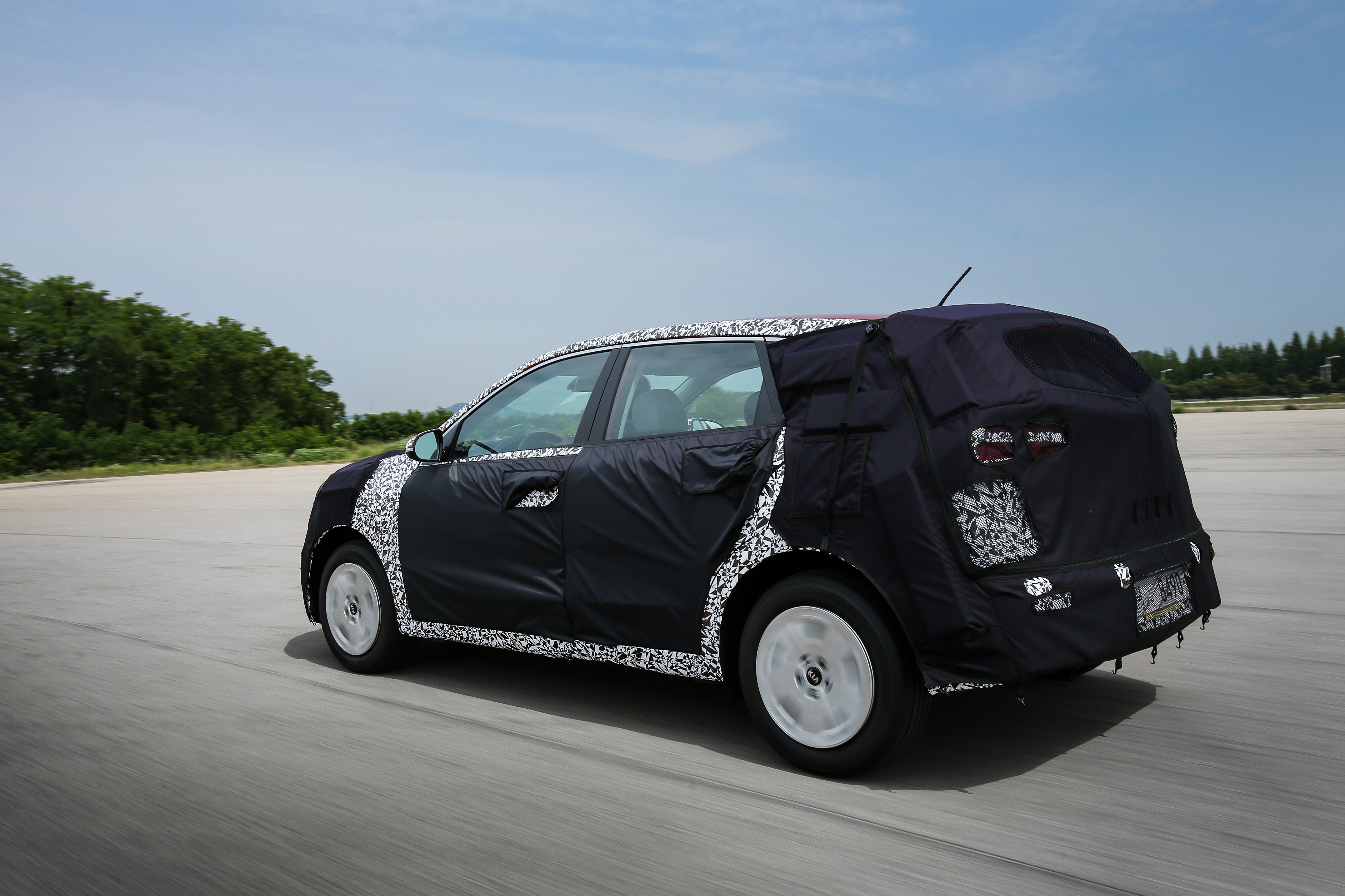 Kia Niro HUV crossover is aangekondigd op schets. Medio 2016 wordt de hybride Kia onthuld en komt hij ook naar Nederland.