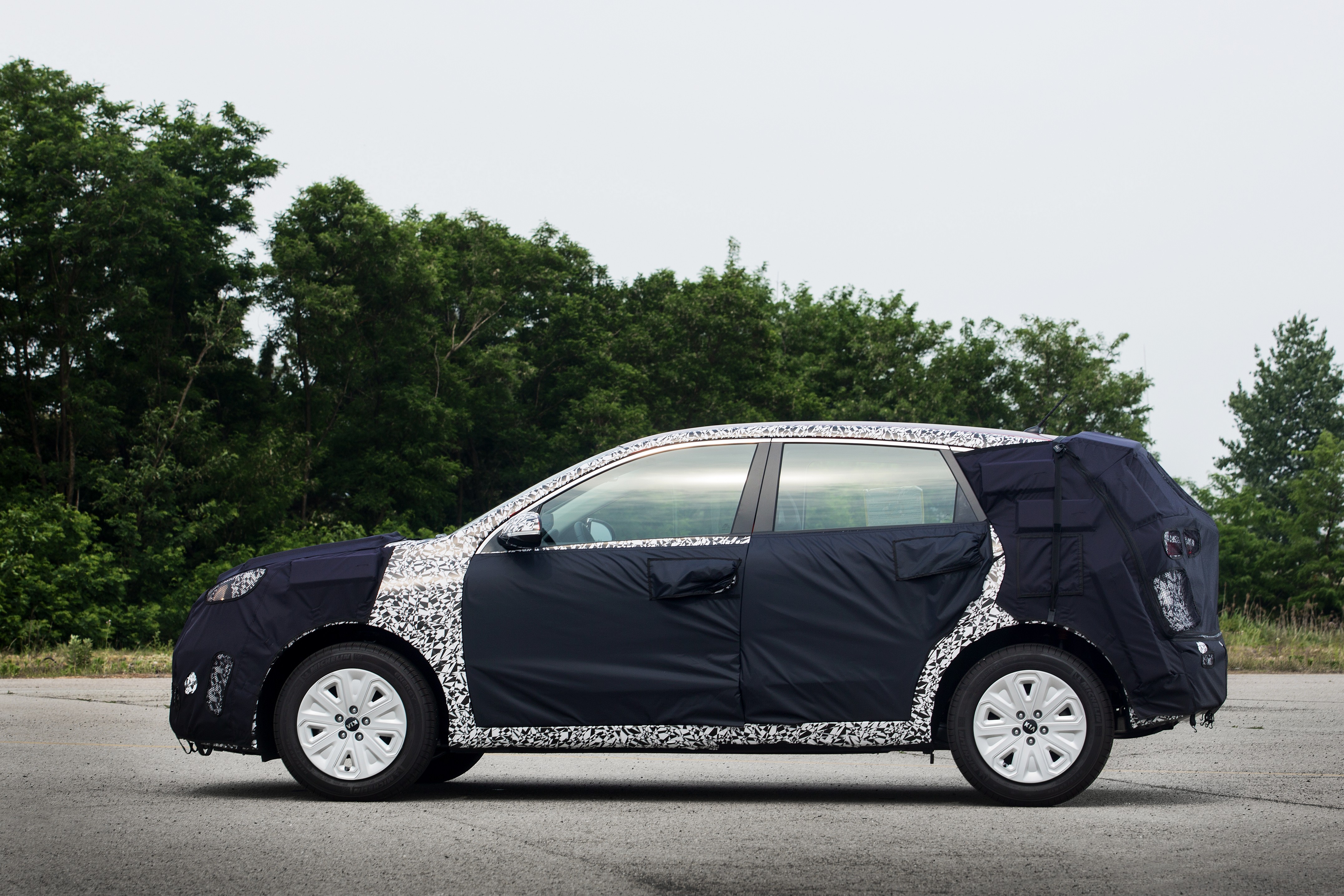 Kia Niro HUV crossover is aangekondigd op schets. Medio 2016 wordt de hybride Kia onthuld en komt hij ook naar Nederland.