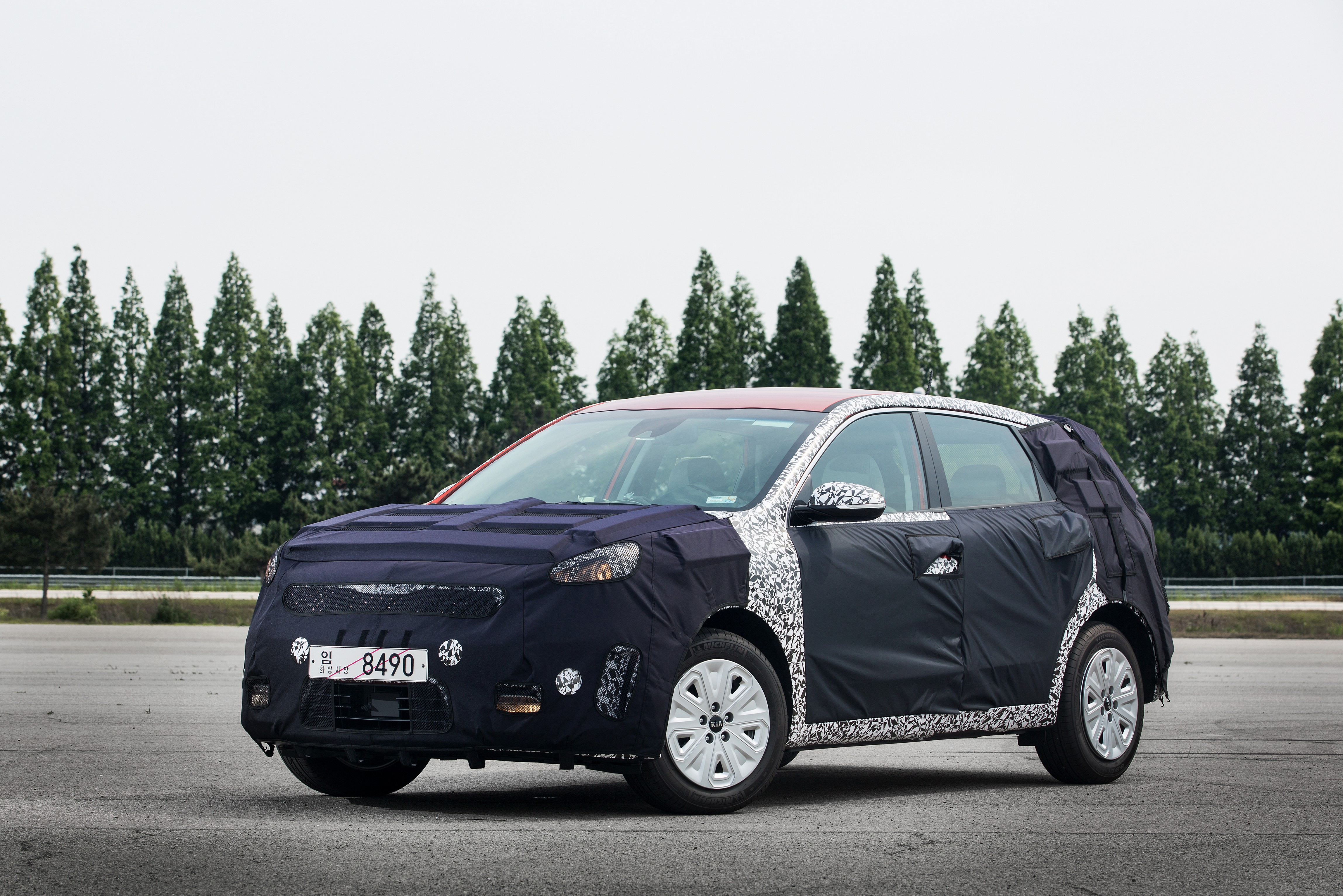 Kia Niro HUV crossover is aangekondigd op schets. Medio 2016 wordt de hybride Kia onthuld en komt hij ook naar Nederland.