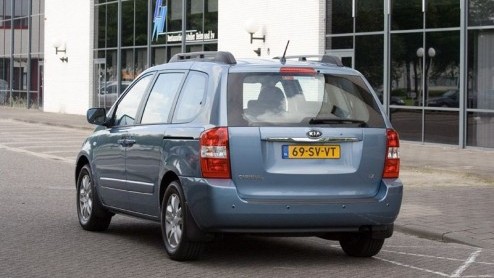 De nieuwe Kia Carnival zou maanden door het verkeer kunnen rijden zonder dat iemand ziet dat hij nieuw is. Deze maxi-MPV moet het dus niet echt van zijn uiterlijk hebben. Des te meer waren we verrast 