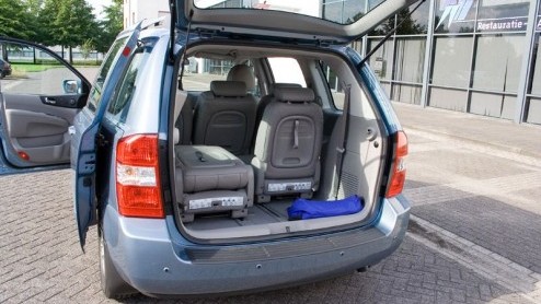 De nieuwe Kia Carnival zou maanden door het verkeer kunnen rijden zonder dat iemand ziet dat hij nieuw is. Deze maxi-MPV moet het dus niet echt van zijn uiterlijk hebben. Des te meer waren we verrast 