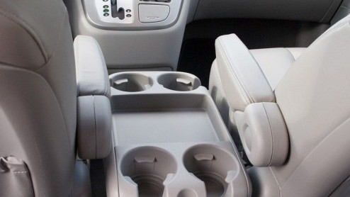 De nieuwe Kia Carnival zou maanden door het verkeer kunnen rijden zonder dat iemand ziet dat hij nieuw is. Deze maxi-MPV moet het dus niet echt van zijn uiterlijk hebben. Des te meer waren we verrast 