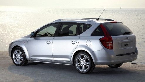 De Kia Cee'd is een mooi gestileerde auto vinden wij. Maar toen we deze fotos zagen van de station variant moesten we toch even twee keer kijken. Is dat een 407 SW dachten wij in eerste instantie. Ni