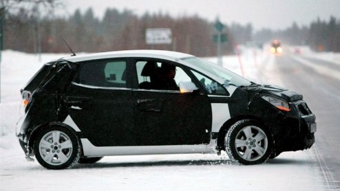 Een aantal maanden geleden zagen we de eerste tekenen van leven van een compacte Kia MPV. Vandaag krijgt deze meer vorm, en werd hij rijdend aangetroffen in de sneeuw.