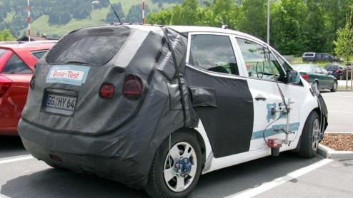Kia heeft met de Ceed de plank compleet raak geslagen. De Koreanen borduren voort op dit model en gaan de ruimte in. Vandaag het rijdende bewijs van de Ceed in MPV-jas.Of is het soms een nieuwe Hyun