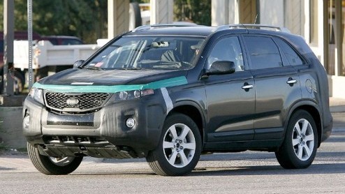 Na een subtiele facelift voor de huidige generatie Kia Sorento is het langzamerhand tijd voor een opvolger. Het drukbevochten midi-SUV segment kent steeds meer concurrenten, reden voor Kia om in het i
