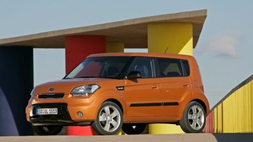 Kia gaat het jaar 2009 met volle moed van start, met de eigentijdse Soul. Hij staat volgende maand bij de dealers en is leverbaar vanaf 15.995 euro, voorzien van C-label en vijf jaar garantie.
