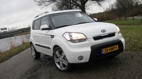 Hij is hip, ziet er stoer uit maar is ook gewoon ruim en praktisch. We hebben het dan over de Kia Soul, die volgende maand bij de dealers staat. Vanuit een passende omgeving in Amsterdam maakten we