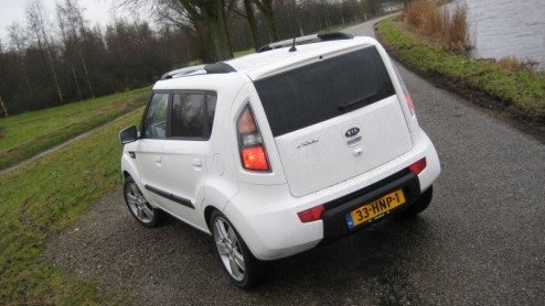 Hij is hip, ziet er stoer uit maar is ook gewoon ruim en praktisch. We hebben het dan over de Kia Soul, die volgende maand bij de dealers staat. Vanuit een passende omgeving in Amsterdam maakten we
