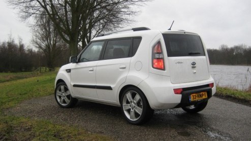 Hij is hip, ziet er stoer uit maar is ook gewoon ruim en praktisch. We hebben het dan over de Kia Soul, die volgende maand bij de dealers staat. Vanuit een passende omgeving in Amsterdam maakten we