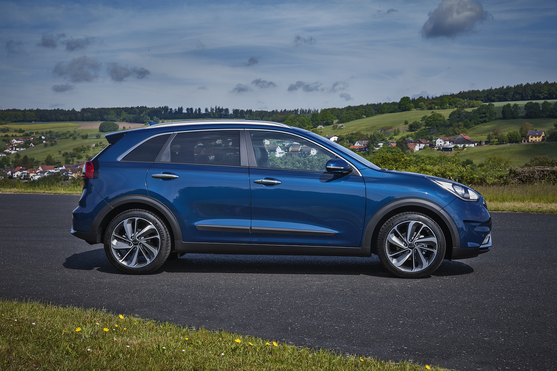 Prijzen en uitvoeringen Kia Niro bekend gemaakt. De Niro Hybride is er vanaf 25.995 euro en komt er in vijf uitvoeringen.