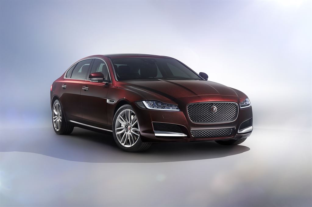 Omdat de klant Koning is, introduceert Jaguar speciaal voor de Chinese markt de XF L met verlengde wielbasis.