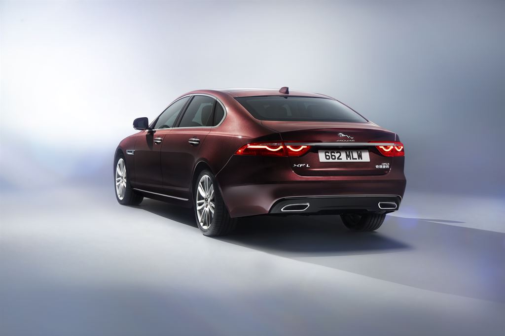 Omdat de klant Koning is, introduceert Jaguar speciaal voor de Chinese markt de XF L met verlengde wielbasis.