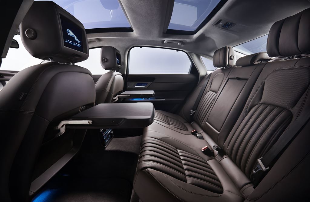 Omdat de klant Koning is, introduceert Jaguar speciaal voor de Chinese markt de XF L met verlengde wielbasis.