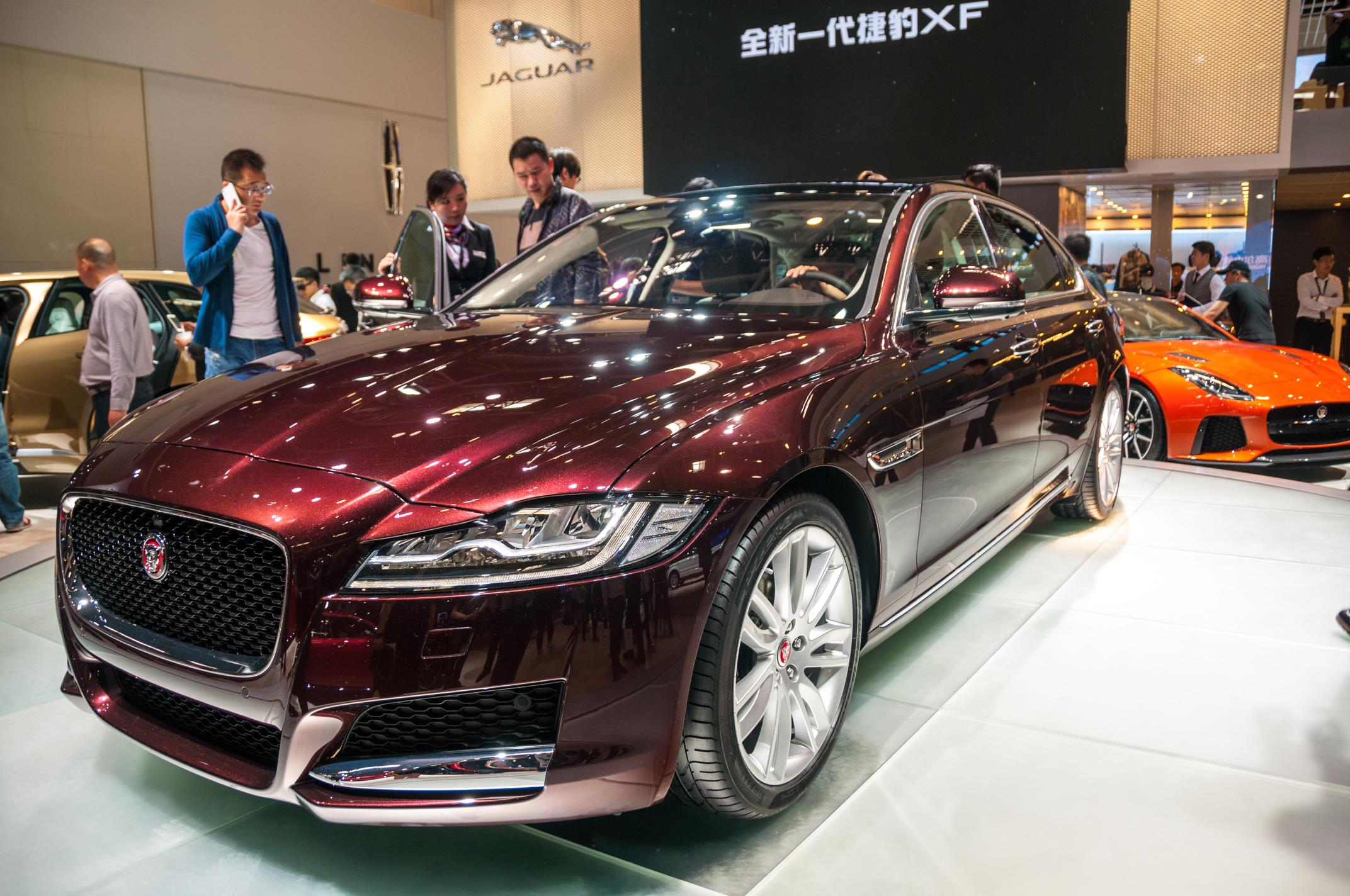 Omdat de klant Koning is, introduceert Jaguar speciaal voor de Chinese markt de XF L met verlengde wielbasis.