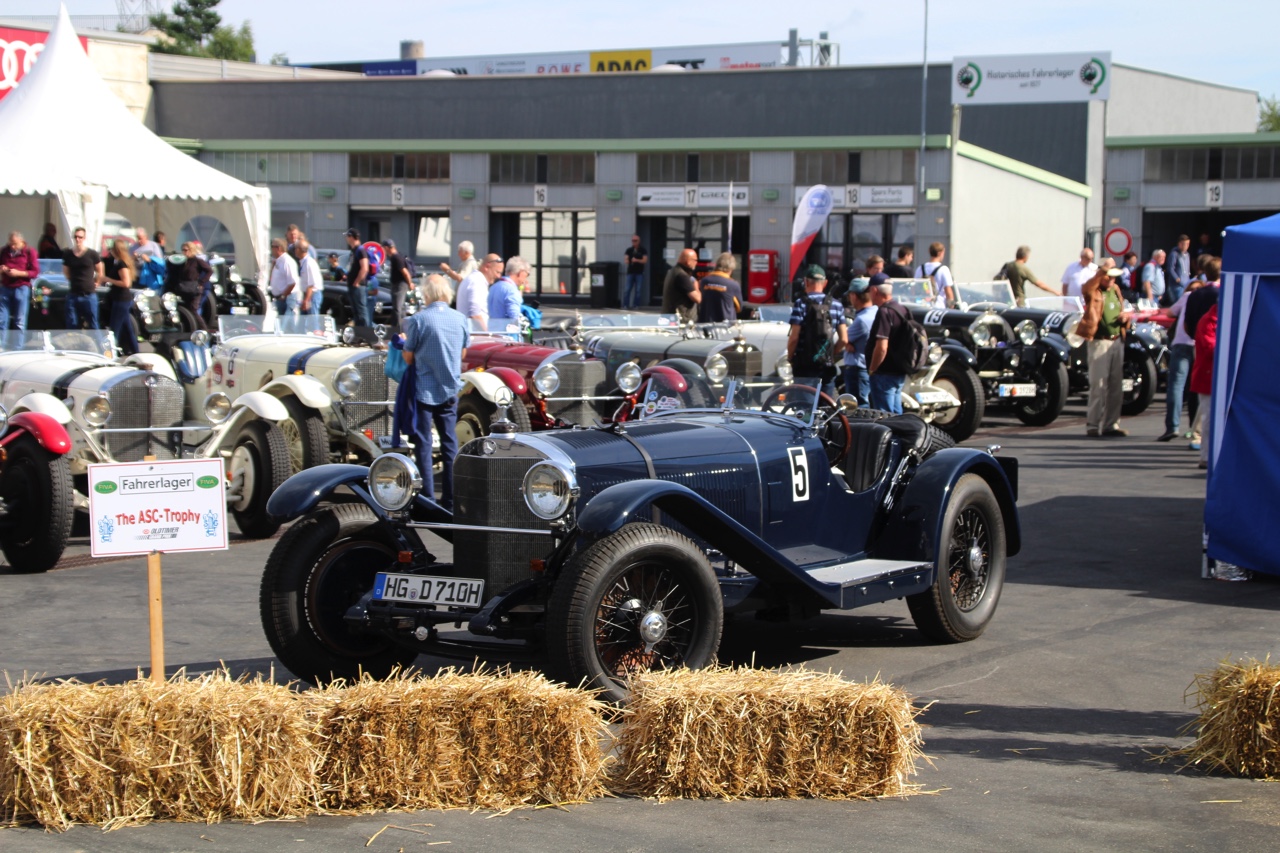 Het is altijd weer een feest voor liefhebbers van klassiekers, de Oldtimer Grand Prix op de Nurburgring. Deze 2016-editie nam Dick Schornagel een bezoekje.