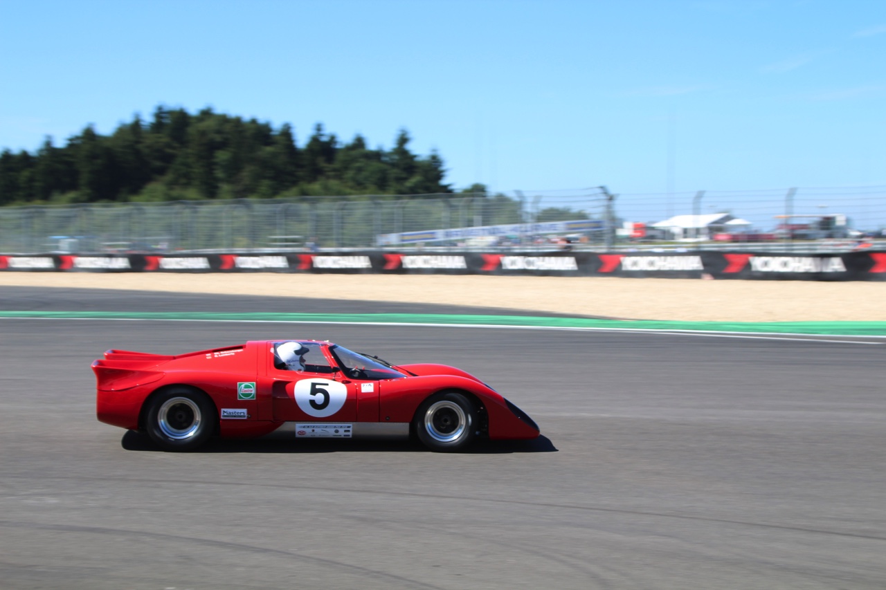 Het is altijd weer een feest voor liefhebbers van klassiekers, de Oldtimer Grand Prix op de Nurburgring. Deze 2016-editie nam Dick Schornagel een bezoekje.