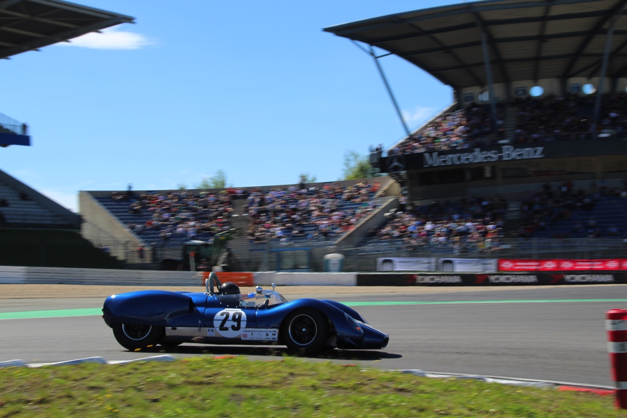 Het is altijd weer een feest voor liefhebbers van klassiekers, de Oldtimer Grand Prix op de Nurburgring. Deze 2016-editie nam Dick Schornagel een bezoekje.