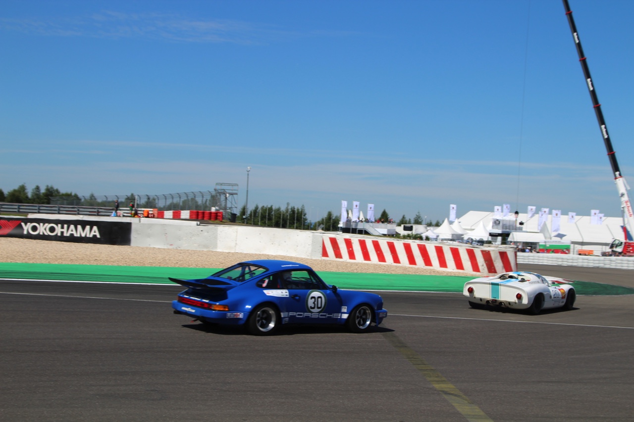 Het is altijd weer een feest voor liefhebbers van klassiekers, de Oldtimer Grand Prix op de Nurburgring. Deze 2016-editie nam Dick Schornagel een bezoekje.