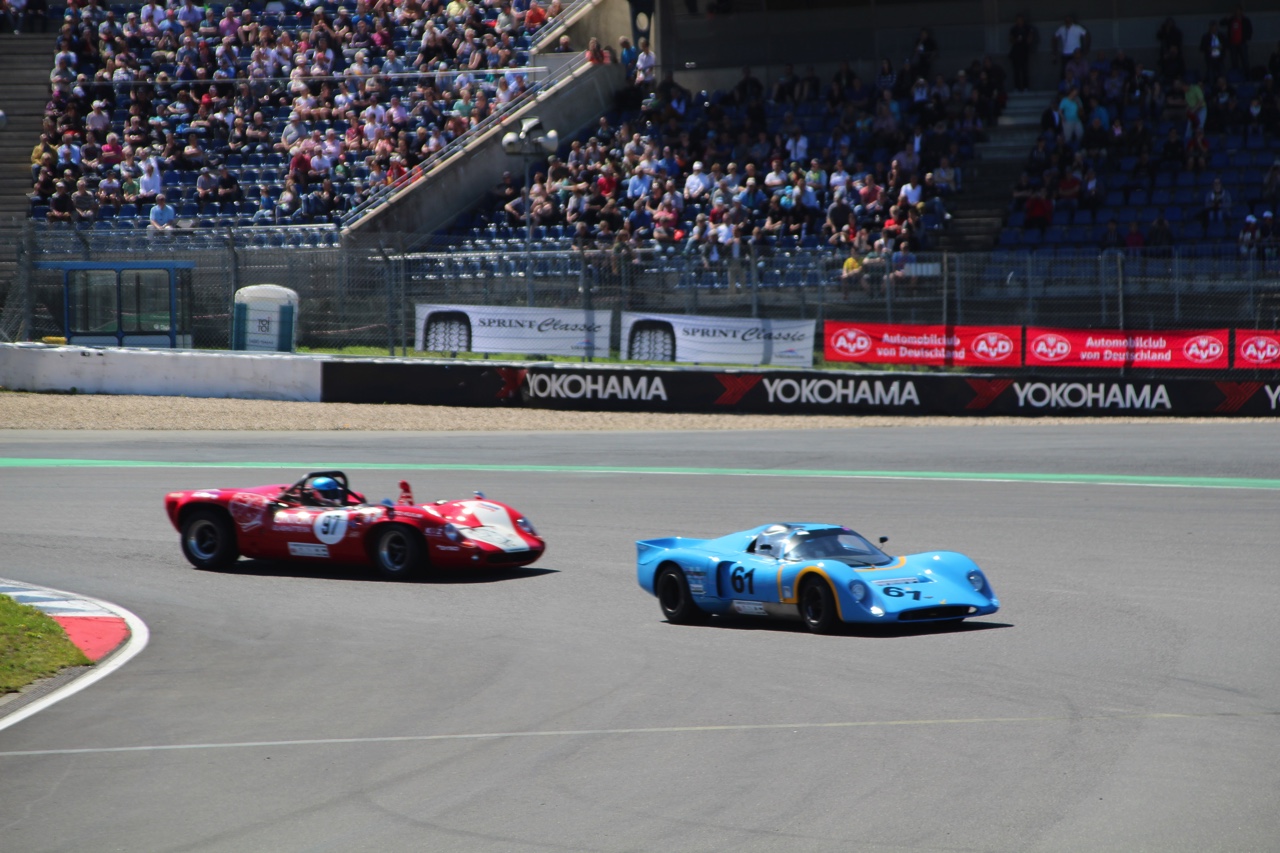 Het is altijd weer een feest voor liefhebbers van klassiekers, de Oldtimer Grand Prix op de Nurburgring. Deze 2016-editie nam Dick Schornagel een bezoekje.