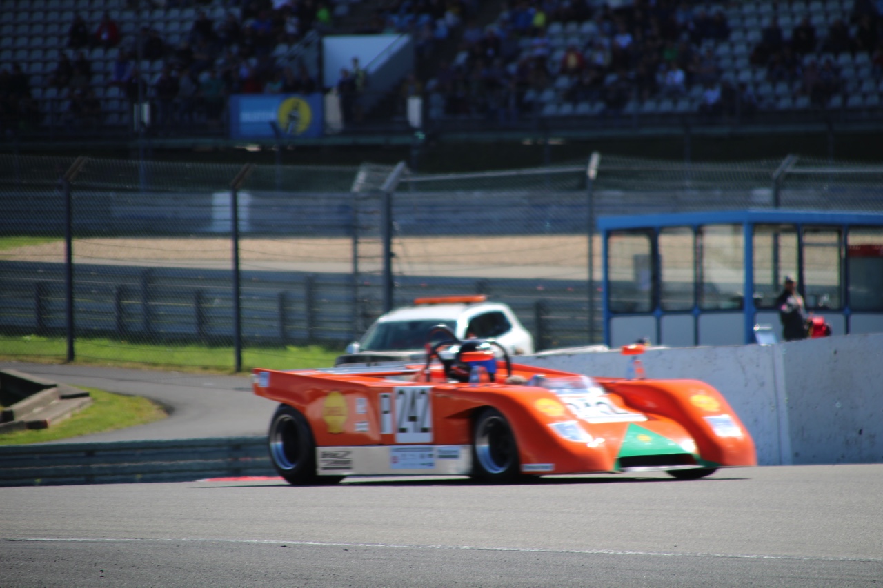 Het is altijd weer een feest voor liefhebbers van klassiekers, de Oldtimer Grand Prix op de Nurburgring. Deze 2016-editie nam Dick Schornagel een bezoekje.