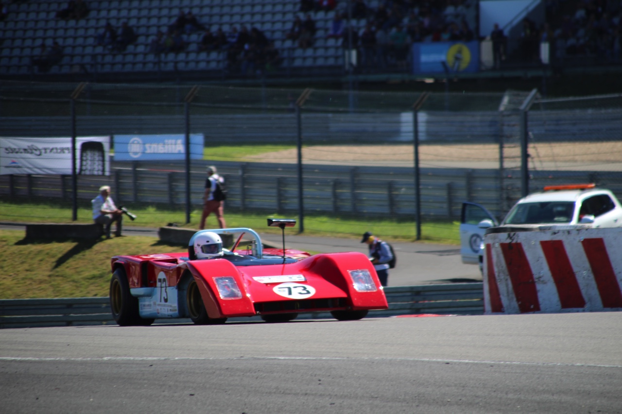 Het is altijd weer een feest voor liefhebbers van klassiekers, de Oldtimer Grand Prix op de Nurburgring. Deze 2016-editie nam Dick Schornagel een bezoekje.