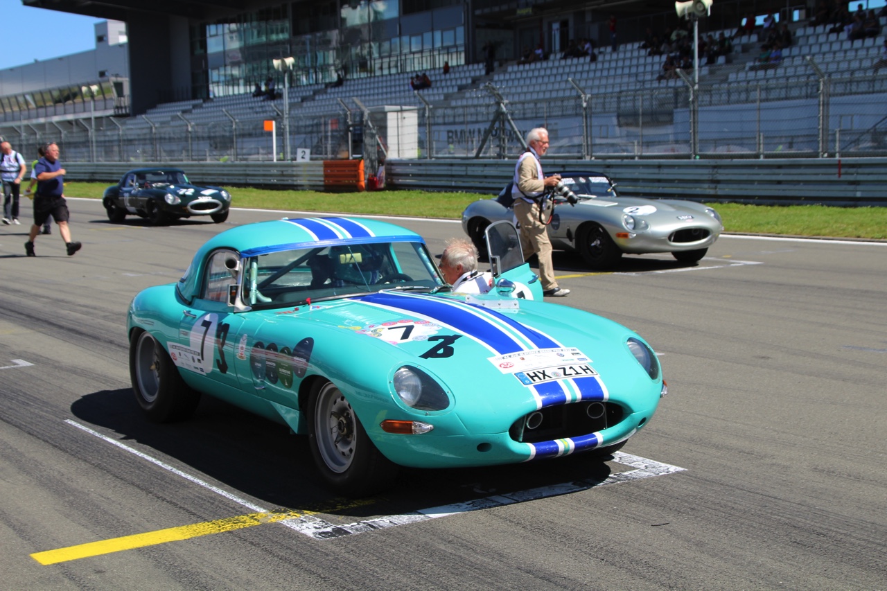 Het is altijd weer een feest voor liefhebbers van klassiekers, de Oldtimer Grand Prix op de Nurburgring. Deze 2016-editie nam Dick Schornagel een bezoekje.