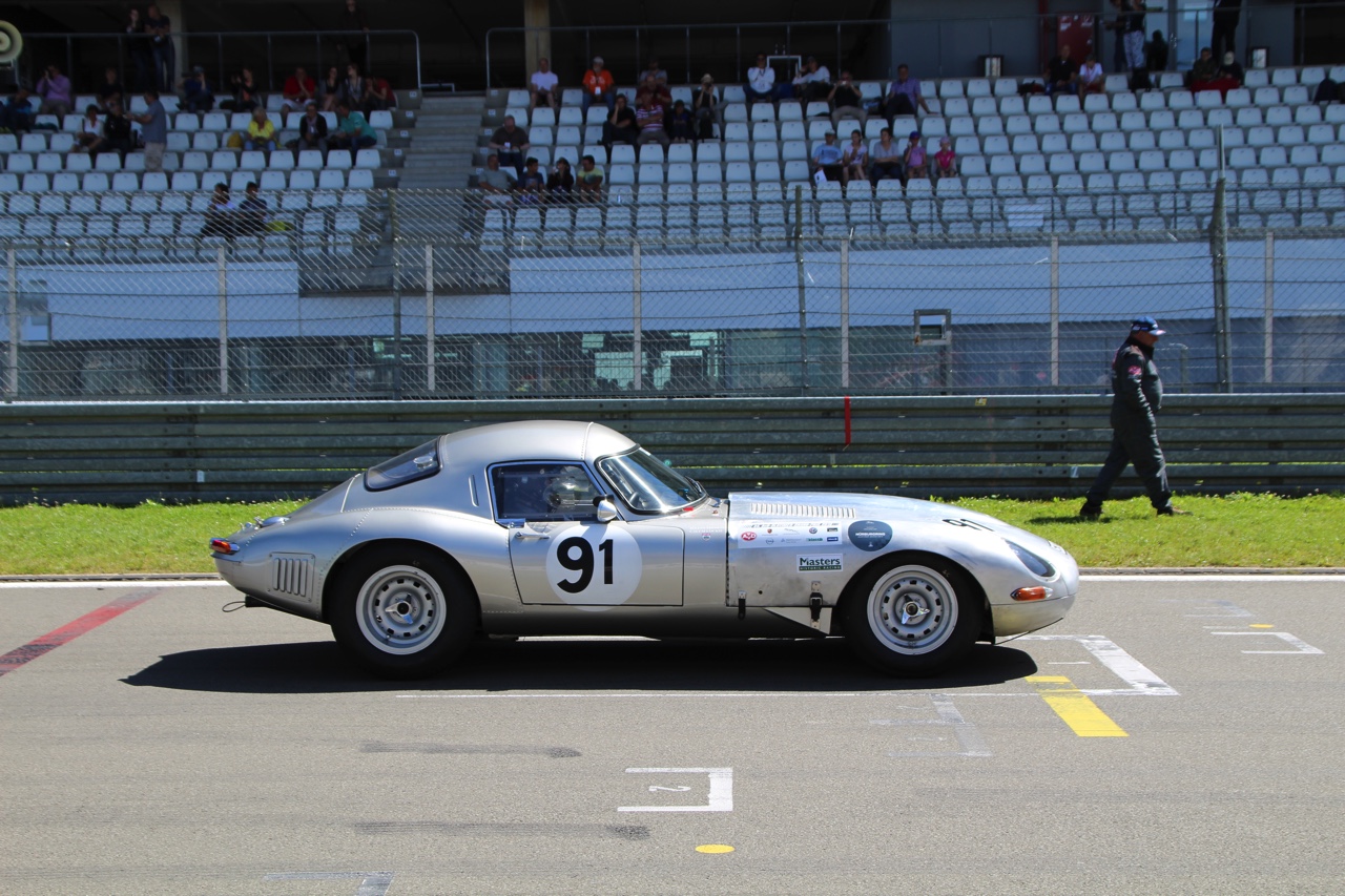 Het is altijd weer een feest voor liefhebbers van klassiekers, de Oldtimer Grand Prix op de Nurburgring. Deze 2016-editie nam Dick Schornagel een bezoekje.