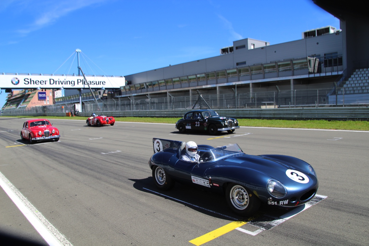 Het is altijd weer een feest voor liefhebbers van klassiekers, de Oldtimer Grand Prix op de Nurburgring. Deze 2016-editie nam Dick Schornagel een bezoekje.