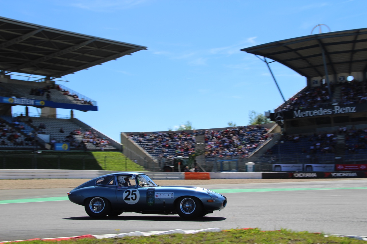 Het is altijd weer een feest voor liefhebbers van klassiekers, de Oldtimer Grand Prix op de Nurburgring. Deze 2016-editie nam Dick Schornagel een bezoekje.
