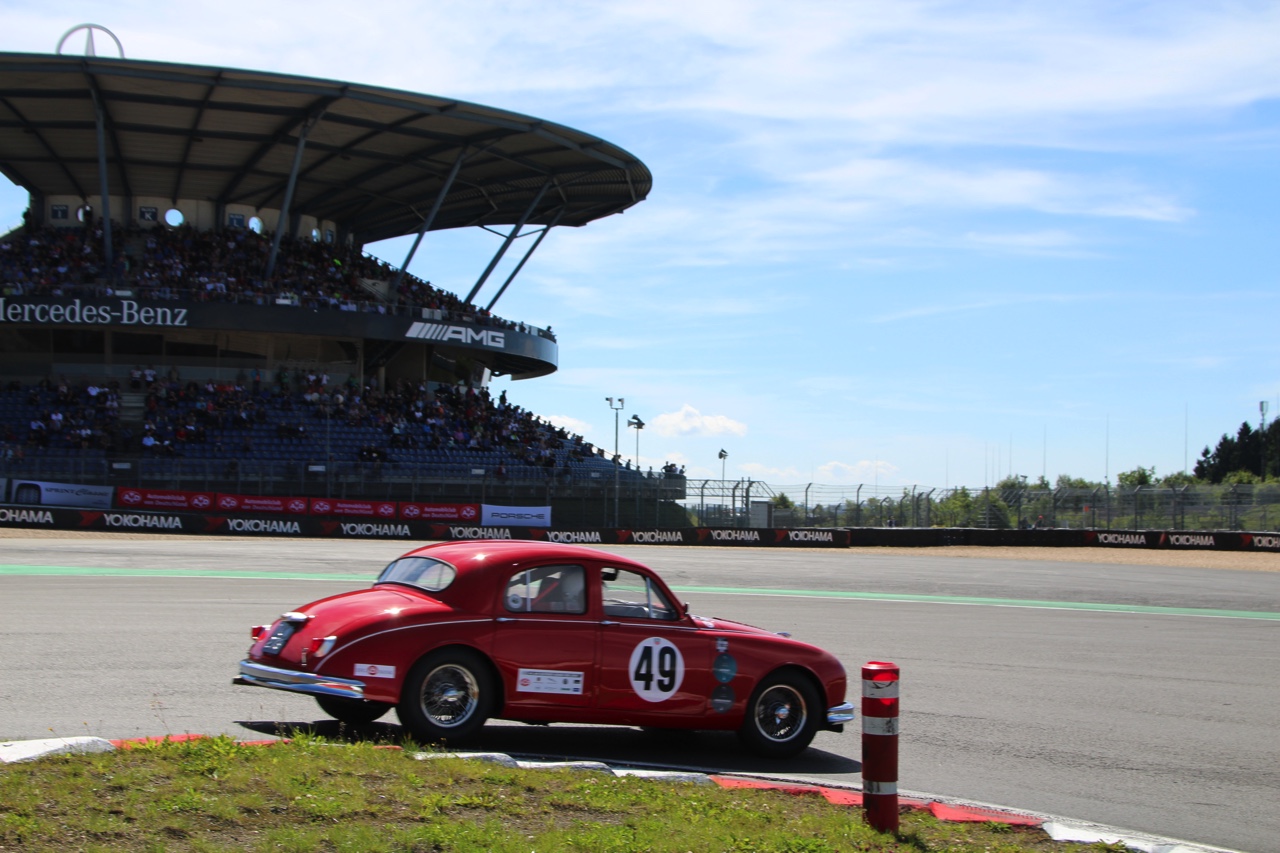 Het is altijd weer een feest voor liefhebbers van klassiekers, de Oldtimer Grand Prix op de Nurburgring. Deze 2016-editie nam Dick Schornagel een bezoekje.